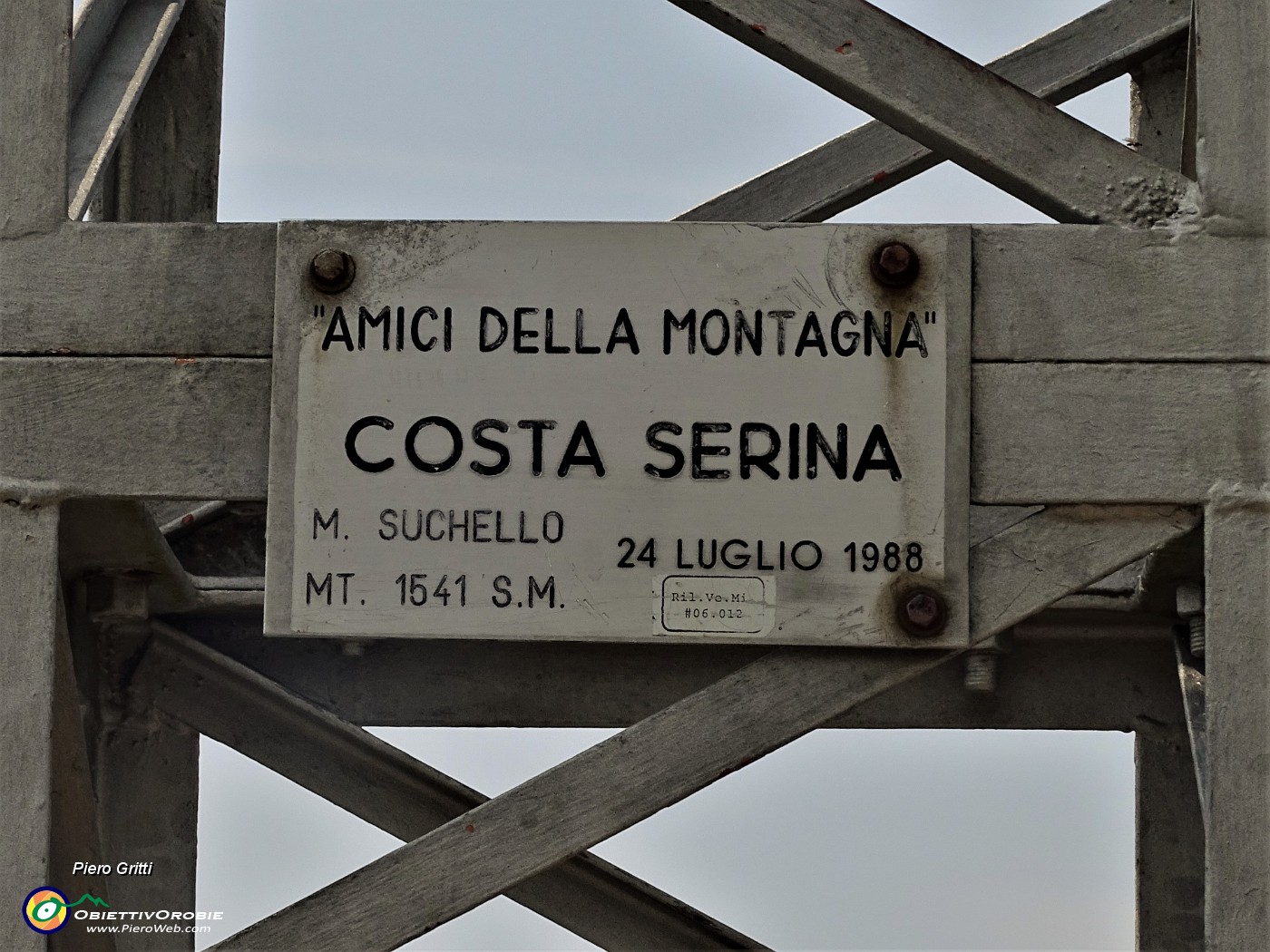 59 Gli Amici della montagna di Costa Serina posero....JPG